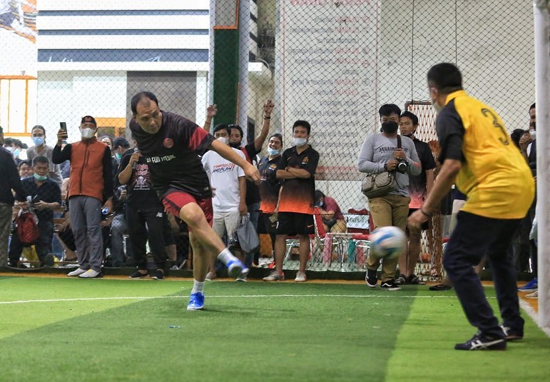 Danny Pomanto Isi Akhir Pekan dengan Main Futsal Bersama Alumnik Teknik Unhas